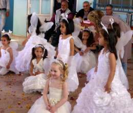 Kindergartener performers on Land Day