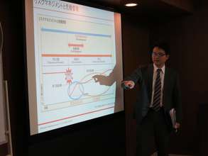 Yosuke Sakamoto giving feedback to participants