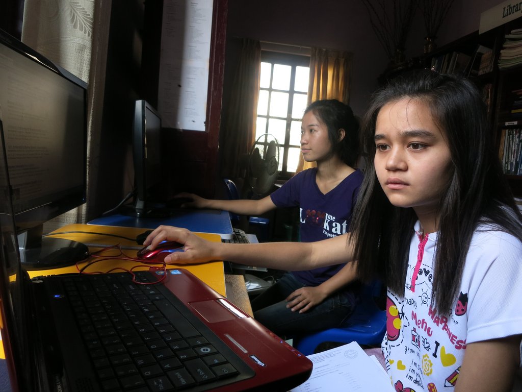 Khine & Ma utilizing computers for research