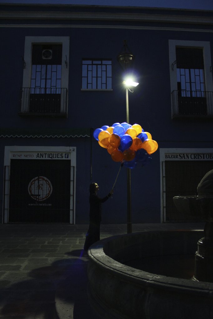 Ameet Gill performing in downtown Puebla