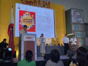 Accepting a Gintong Aklat (Golden Book) Award