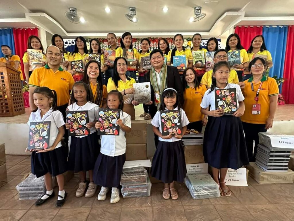 Nueva Vizcayan students receive our books