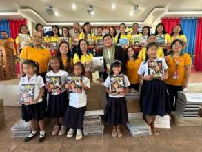 Nueva Vizcayan students receive our books
