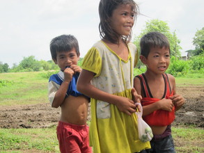 Children picking lemons near the mined area