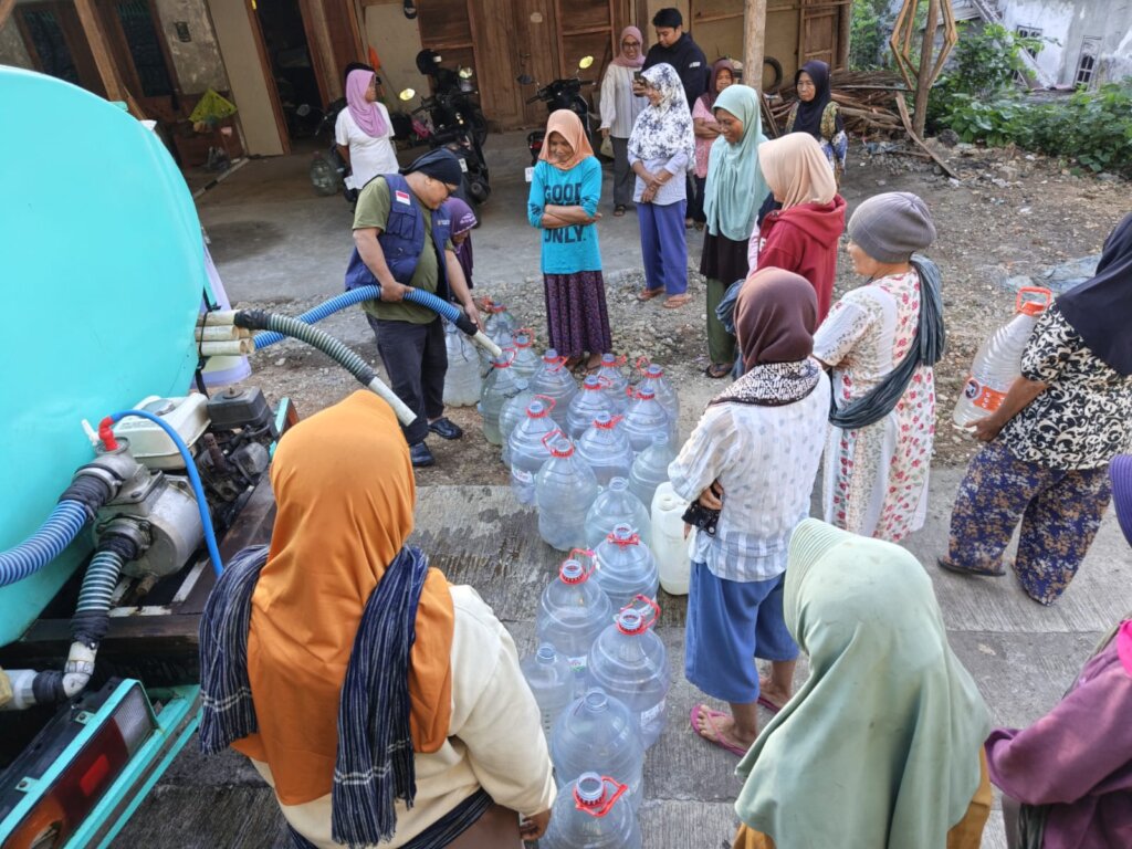 Mothers Wait in Line for Clean Water