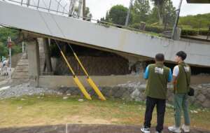 Members of MSM viewing a promenade that collapsed