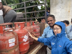 Peace Winds team distributes gas tanks