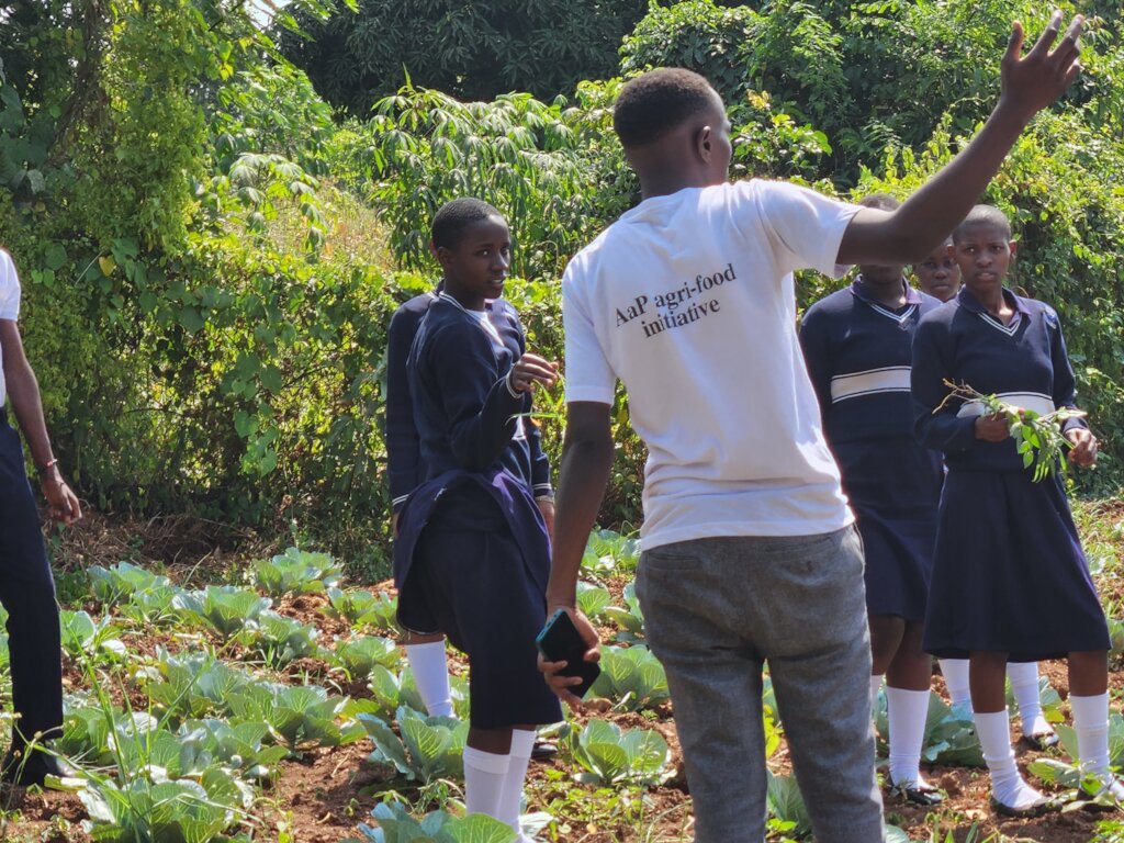 Support 14 schools integrate agribusiness skills
