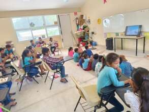 Ninos estudiando
