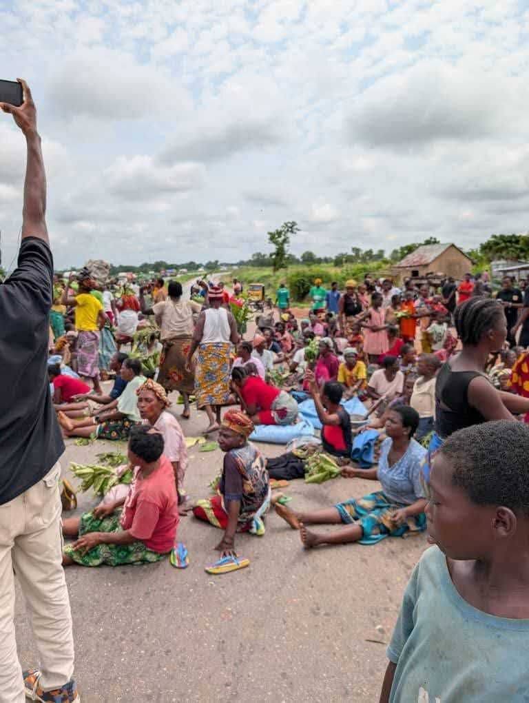 Displaced women block Benue highway for starvation