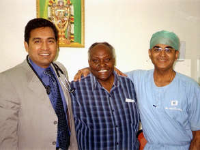 Peter Kamau THAP Chairman with surgeons