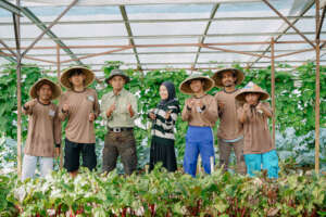 Students are phoses in the middle of the farm