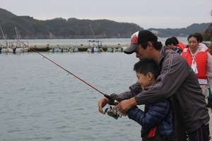 Children being taught by fishermen.