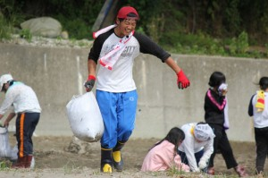 Beach cleansing operation in Shirahama.