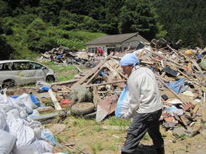 Debris removal at a beach in Kitakami-cho.