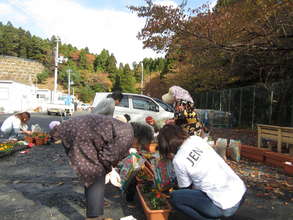 Flower planting workshop at Temporary shelter.