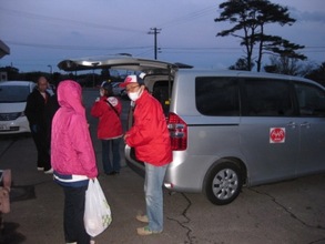 AAR JAPAN staff greets a Seiwa-en member