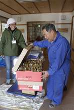 Bags of potato chips arrive at "Hamanasu no Sato"