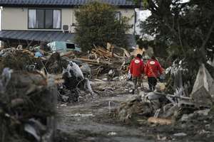 AAR JAPAN staff search for a welfare facility