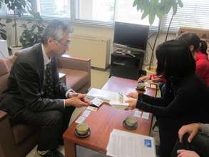 Giving Principal Yamagata a donor crane & message