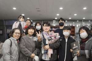 Byung Kyung (center) at his graduation performance