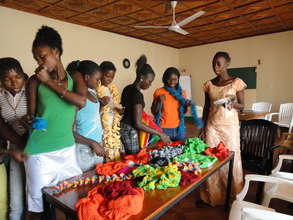 TRY oyster women learning to sew