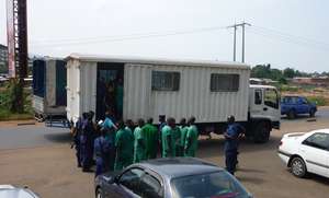 The prison vehicle arrives with the detainees.