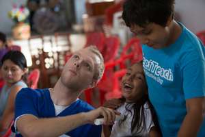 CERI vol makes children laugh