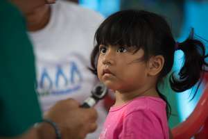 Dr. Camacho, CERI Nat'l Dir of Mexico, treats girl