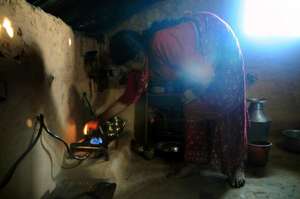 Sibitri demonstrating her stove