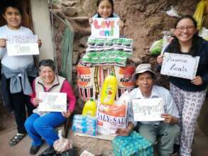 PH Scholar Aldy (right) with her family in Cusco.