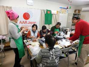 Yoshiko SHIODA (left), cooking adviser