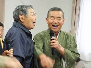 Mr. Suzuki (singer, right) and the audience (left)