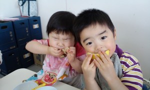 Children enjoying fruits at Yotsuba Nursery School