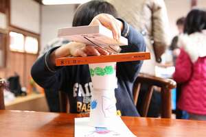 Building a new Eiffel tower out of colored cups