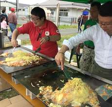 AAR staff preparing fried noodles for 300 people