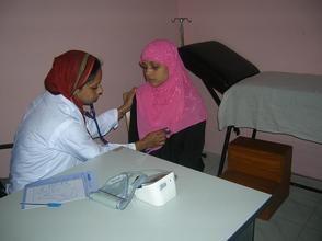 Dr. Dilrupa Akther treating a patient.