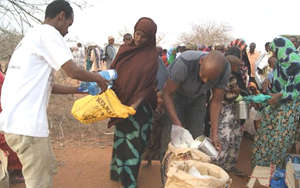 Ayub and Ahmed distribute food at Daffur, Kenya
