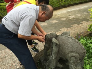 one day trip: touch old stone statue