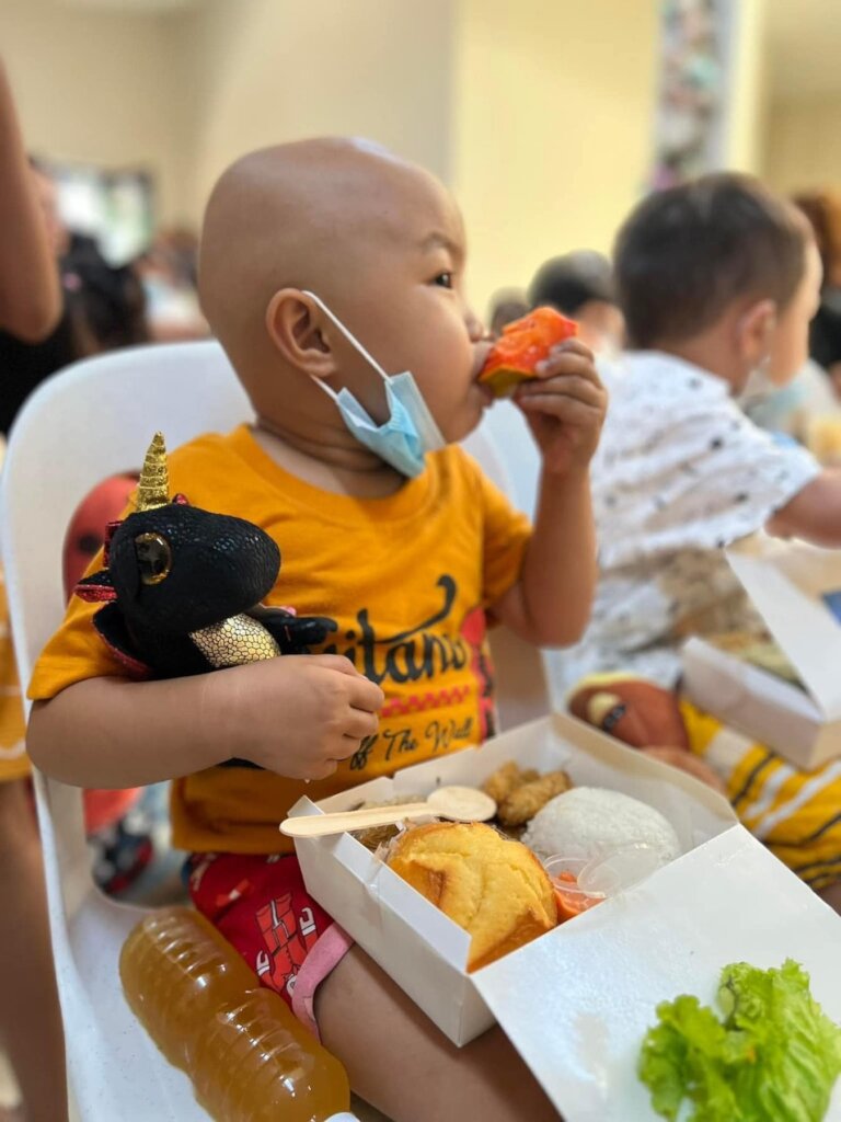 The children have a nice lunch together!