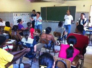 Professora Betania gathers community support