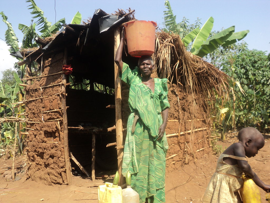Give water and Education to 500Ugandan HIV victims