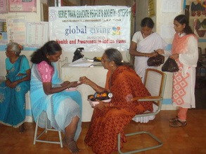 Explaining about medicines to Filariasis patient