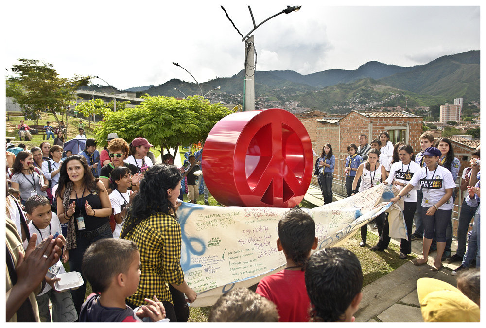 Train 4.000 colombian children in peace building.