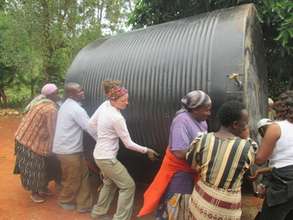 Jenna from UW-M and farmers help install new tanks