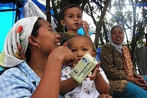 Food distribution to Indonesian tsunami survivors