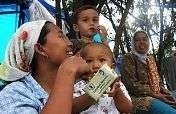 Food distribution to Indonesian tsunami survivors