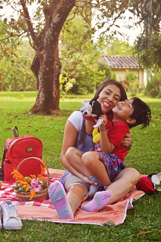 Give prosthetics to low limbs amputees in Colombia