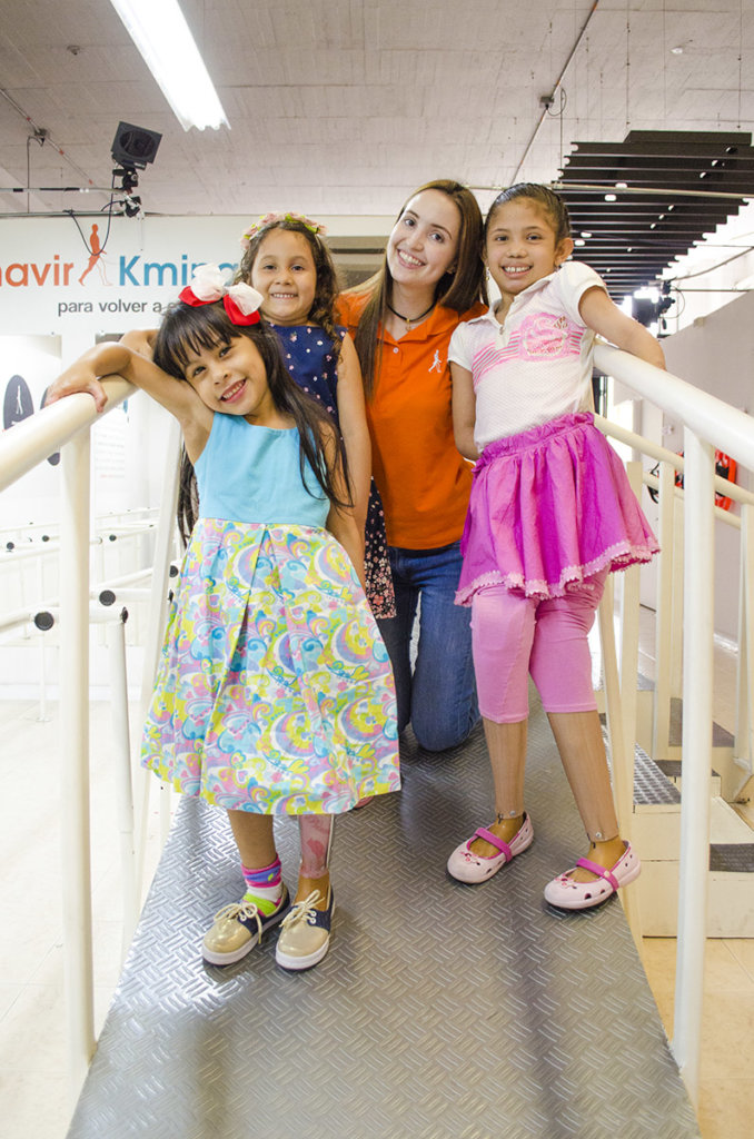 Give prosthetics to low limbs amputees in Colombia