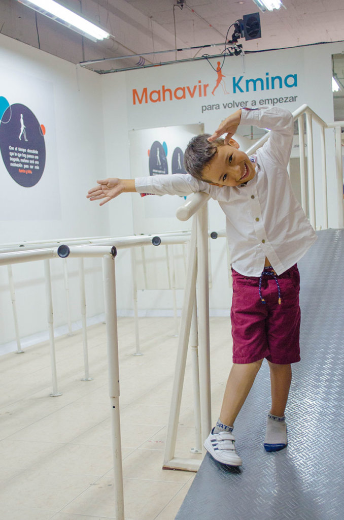 Give prosthetics to low limbs amputees in Colombia